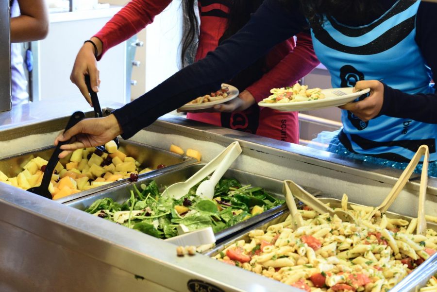 Students+pick+out+their+lunches+at+the+newly+reopened+self-serve+salad+bar.